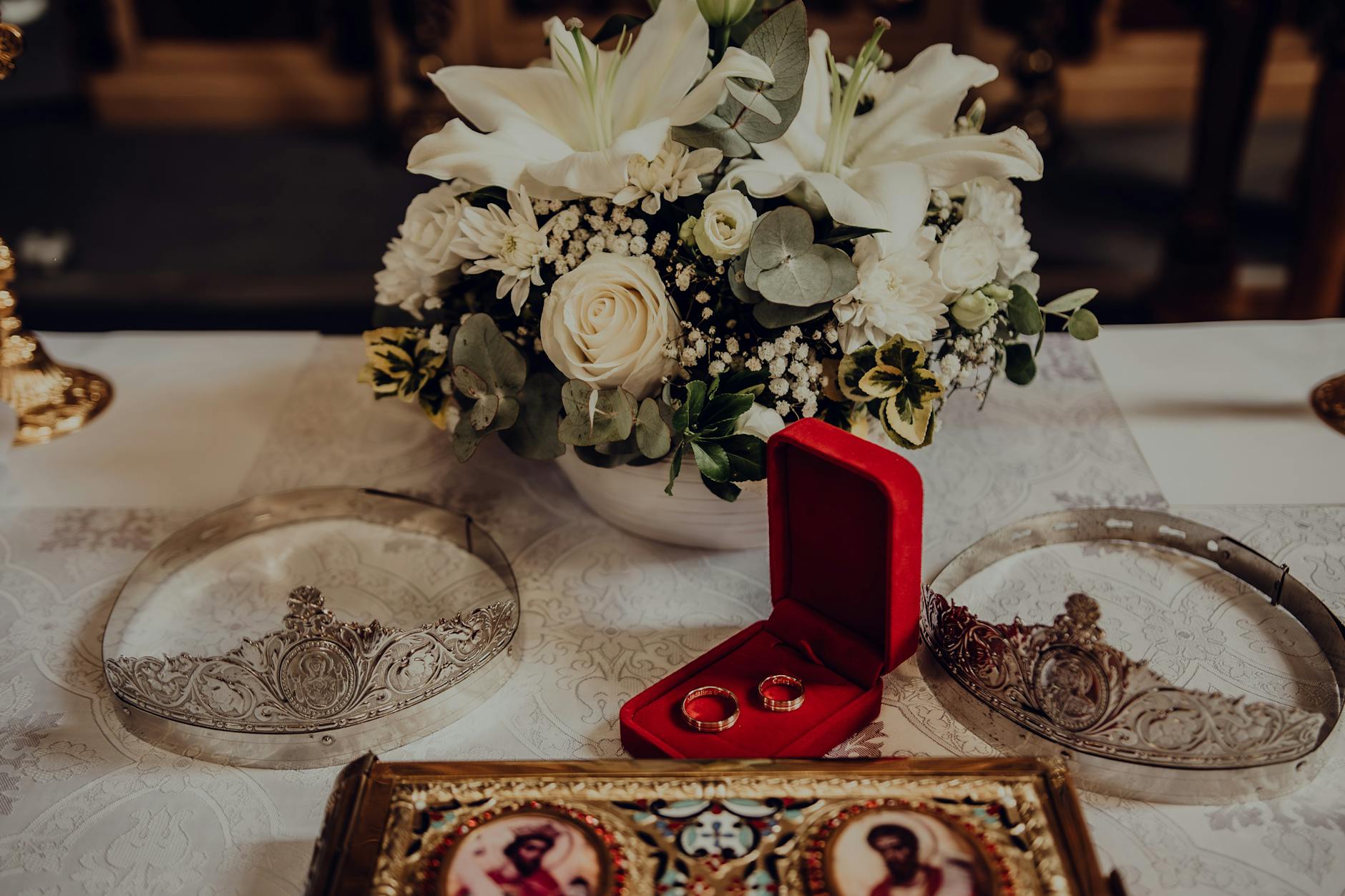 Blumenkronen und Kränze auf dem Tisch